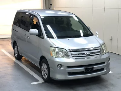 Toyota NOAH  с аукциона в Японии