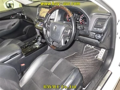 Toyota CROWN  с аукциона в Японии