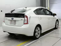 Toyota PRIUS лот № 30076 оценка R  с аукциона в Японии 1