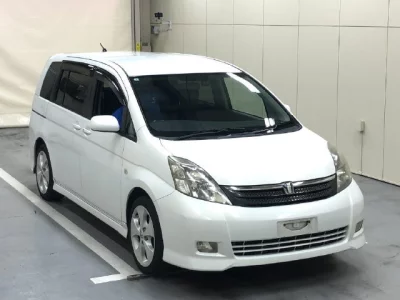 Toyota ISIS  с аукциона в Японии