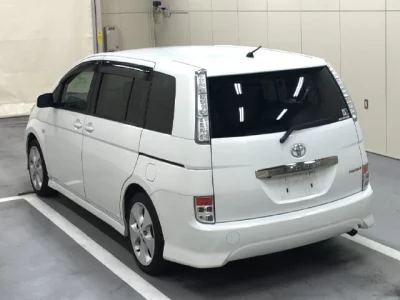 Toyota ISIS  с аукциона в Японии