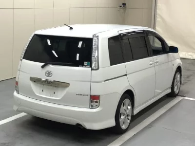 Toyota ISIS  с аукциона в Японии