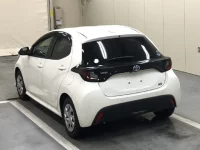 Toyota YARIS лот № 2311 оценка R  с аукциона в Японии 1