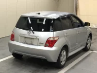 Toyota IST лот № 1073 оценка R  с аукциона в Японии 3