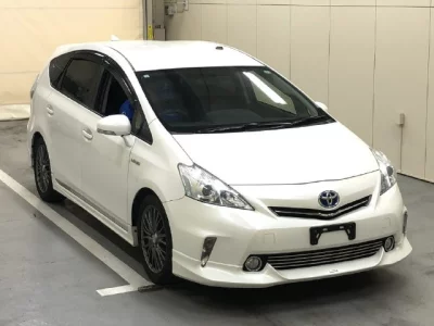Toyota PRIUS ALPHA  с аукциона в Японии