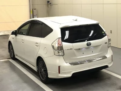 Toyota PRIUS ALPHA  с аукциона в Японии