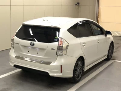 Toyota PRIUS ALPHA  с аукциона в Японии