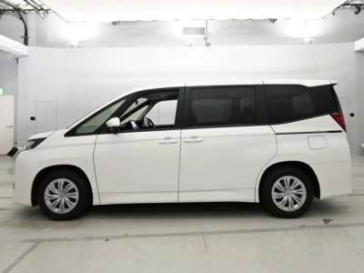 Toyota NOAH  с аукциона в Японии