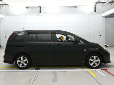 Toyota ISIS  с аукциона в Японии