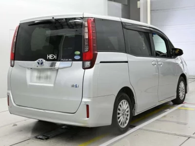 Toyota NOAH  с аукциона в Японии