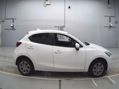 Mazda DEMIO  с аукциона в Японии