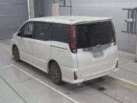 Toyota NOAH лот № 30484 оценка 4  с аукциона в Японии 5