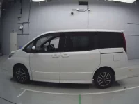 Toyota NOAH лот № 30484 оценка 4  с аукциона в Японии 3
