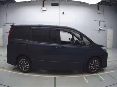 Toyota NOAH  с аукциона в Японии