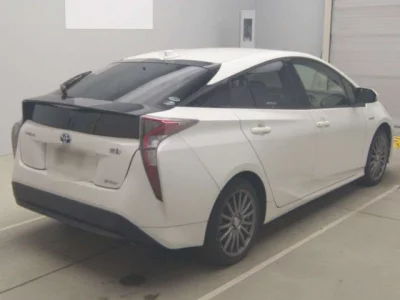 Toyota PRIUS  с аукциона в Японии