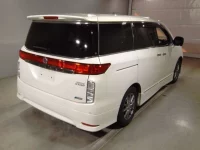 Nissan ELGRAND лот № 7110 оценка RA  с аукциона в Японии 1