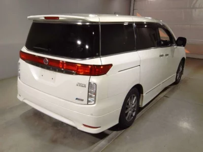 Nissan ELGRAND  с аукциона в Японии