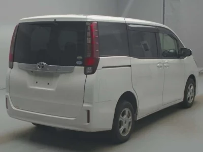 Toyota NOAH  с аукциона в Японии