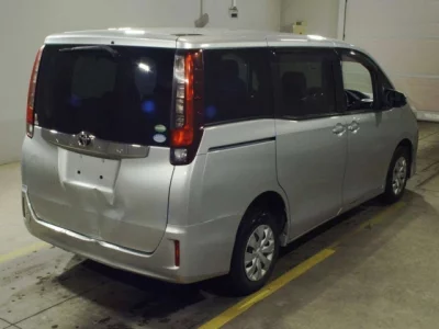 Toyota NOAH  с аукциона в Японии