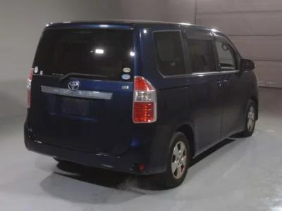 Toyota NOAH  с аукциона в Японии