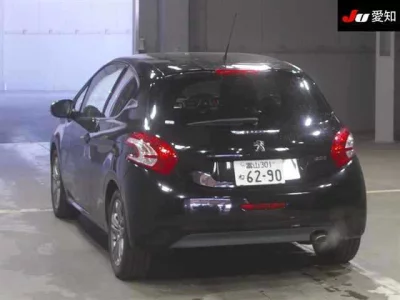 Peugeot 208  с аукциона в Японии