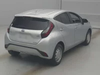 Toyota AQUA лот № 70145 оценка R  с аукциона в Японии 1