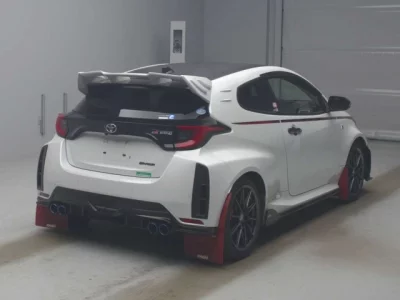 Toyota YARIS  с аукциона в Японии