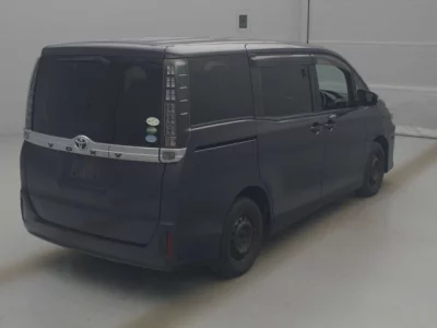 Toyota VOXY  с аукциона в Японии
