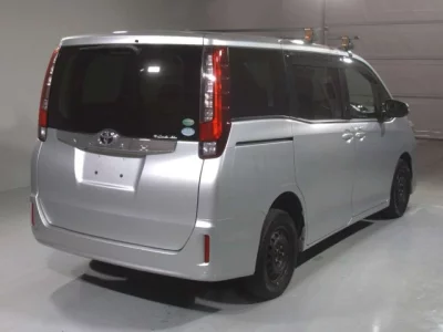Toyota NOAH  с аукциона в Японии