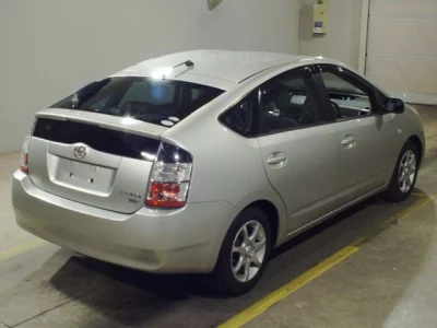 Toyota PRIUS  с аукциона в Японии