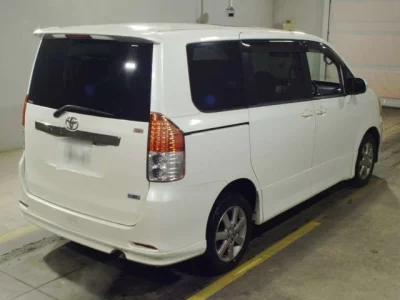Toyota NOAH  с аукциона в Японии