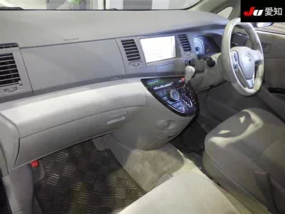 Toyota ISIS  с аукциона в Японии