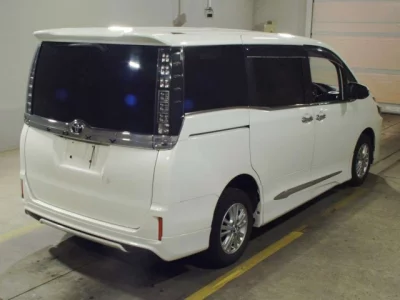 Toyota VOXY  с аукциона в Японии