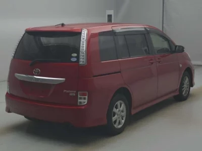 Toyota ISIS  с аукциона в Японии
