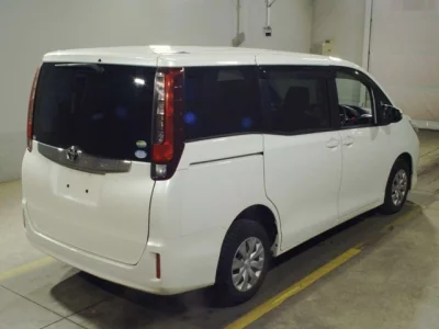 Toyota NOAH  с аукциона в Японии