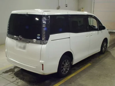 Toyota VOXY  с аукциона в Японии
