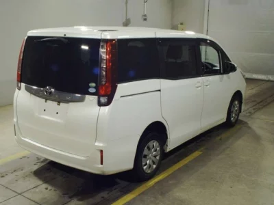 Toyota NOAH  с аукциона в Японии