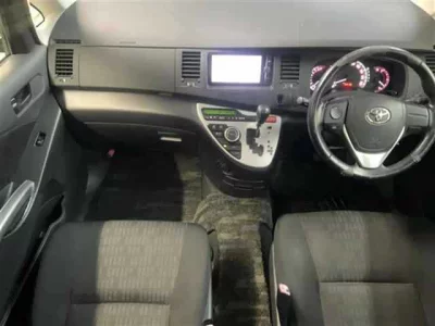 Toyota ISIS  с аукциона в Японии