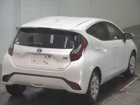 Toyota AQUA лот № 2095 оценка 4  с аукциона в Японии 3