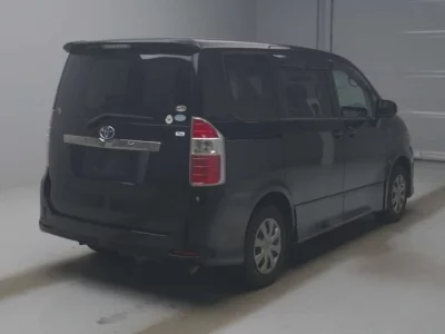 Toyota NOAH  с аукциона в Японии