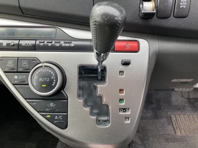 Toyota ISIS  с аукциона в Японии