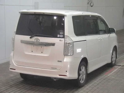 Toyota NOAH  с аукциона в Японии