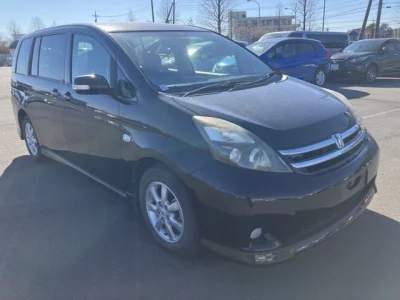 Toyota ISIS  с аукциона в Японии