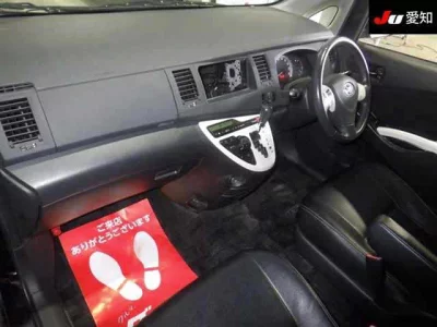 Toyota ISIS  с аукциона в Японии