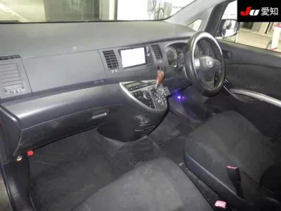 Toyota ISIS  с аукциона в Японии