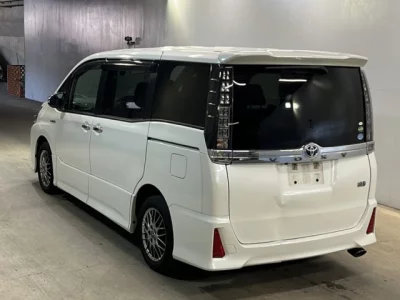 Toyota VOXY  с аукциона в Японии