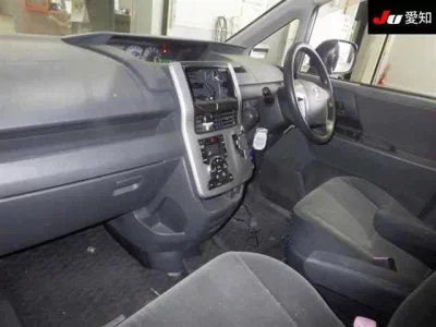 Toyota VOXY  с аукциона в Японии