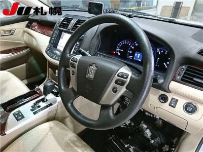 Toyota CROWN  с аукциона в Японии