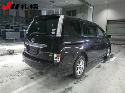 Toyota ISIS  с аукциона в Японии