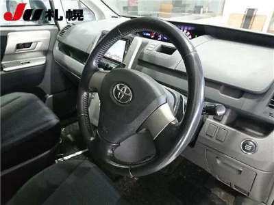 Toyota VOXY  с аукциона в Японии